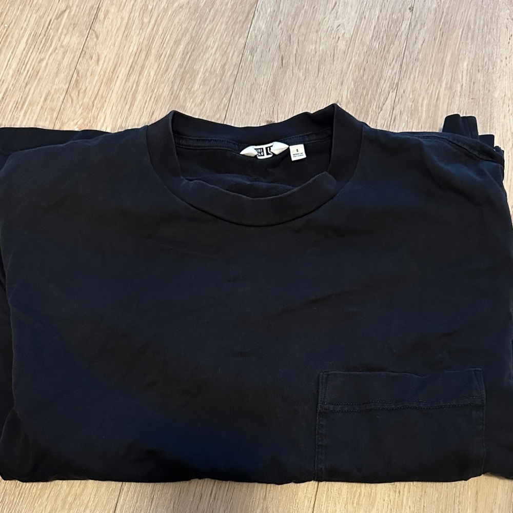 Uniqlo Men's Black Short Sleeve Tee with pocket
